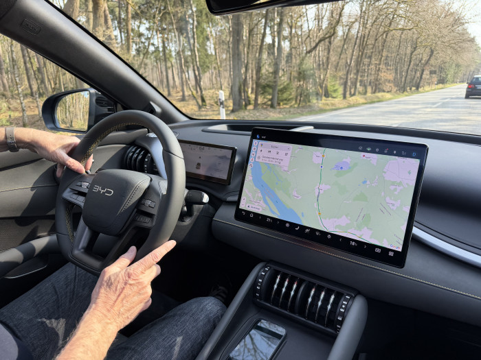 Der Fahrer sieht Fahrinformationen auf dem 8,8 Zoll großen LCD-Bildschirm hinter dem Lenkrad. Der große Bildschirm zeigt die Route, wobei das Head-up-Display Richtungsanzeigen in die Scheibe projiziert. (Bild: Dirk Kunde)